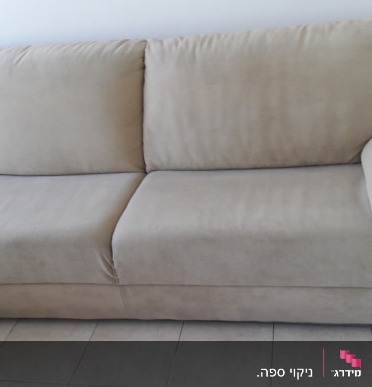 ספה בצבע בז